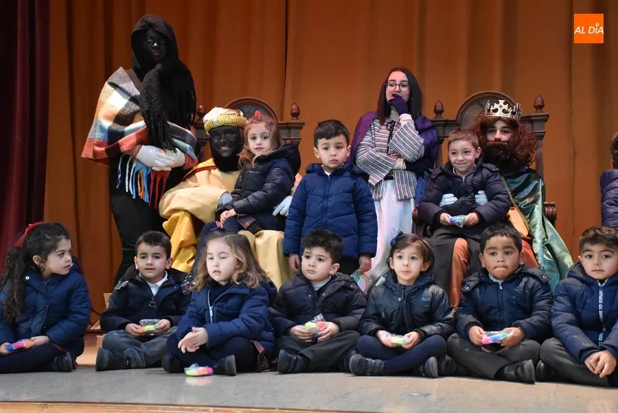 Foto 11 - Los Reyes Magos toman contacto con los alumnos y profesores de Misioneras-Santa Teresa