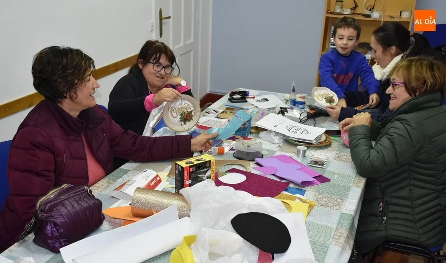 Foto 3 - La AVV de San Andr&eacute;s crea adornos navide&ntilde;os para decorar las calles
