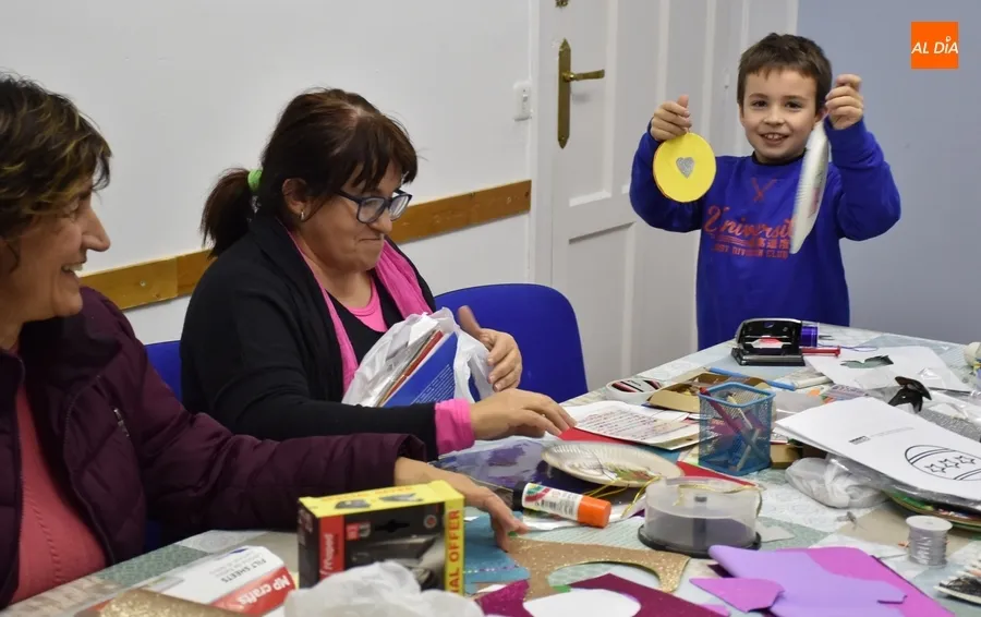 Foto 2 - La AVV de San Andr&eacute;s crea adornos navide&ntilde;os para decorar las calles