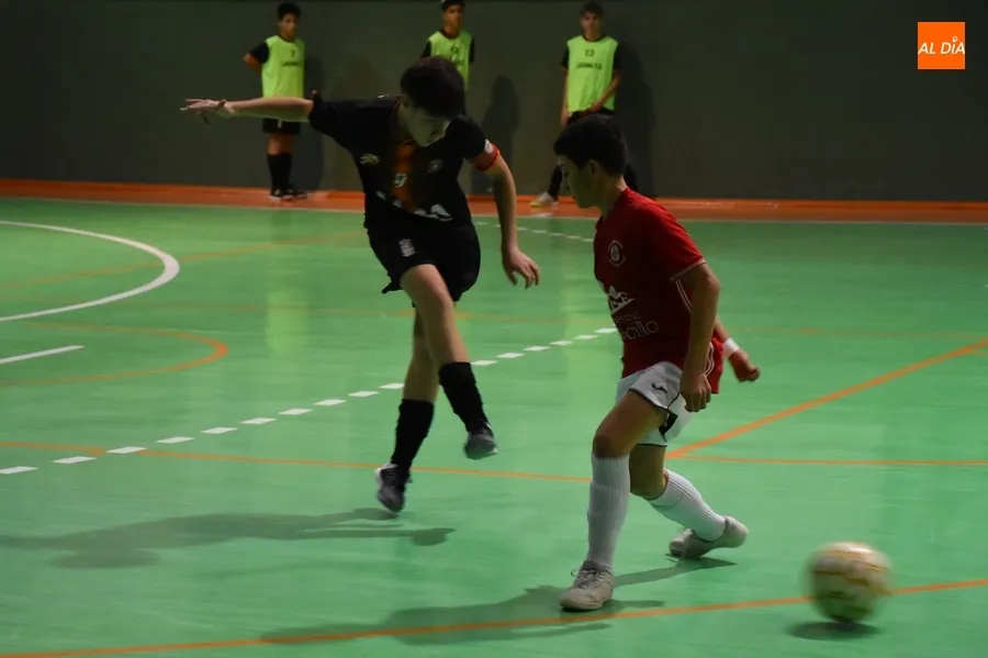 Foto 7 - El Infantil Regional del III Columnas sufre para decantar su parejo duelo ante Laguna 