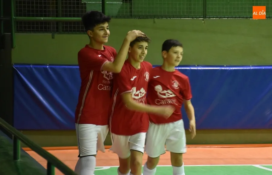 Foto 10 - El Infantil Regional del III Columnas sufre para decantar su parejo duelo ante Laguna 