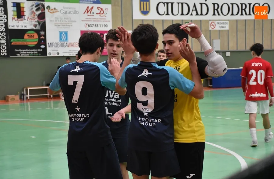 Foto 2 - Reparto de victorias en el doble duelo Cadete e Infantil entre III Columnas y Tierno Galv&aacute;n