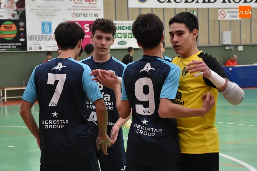 Foto 3 - Reparto de victorias en el doble duelo Cadete e Infantil entre III Columnas y Tierno Galv&aacute;n