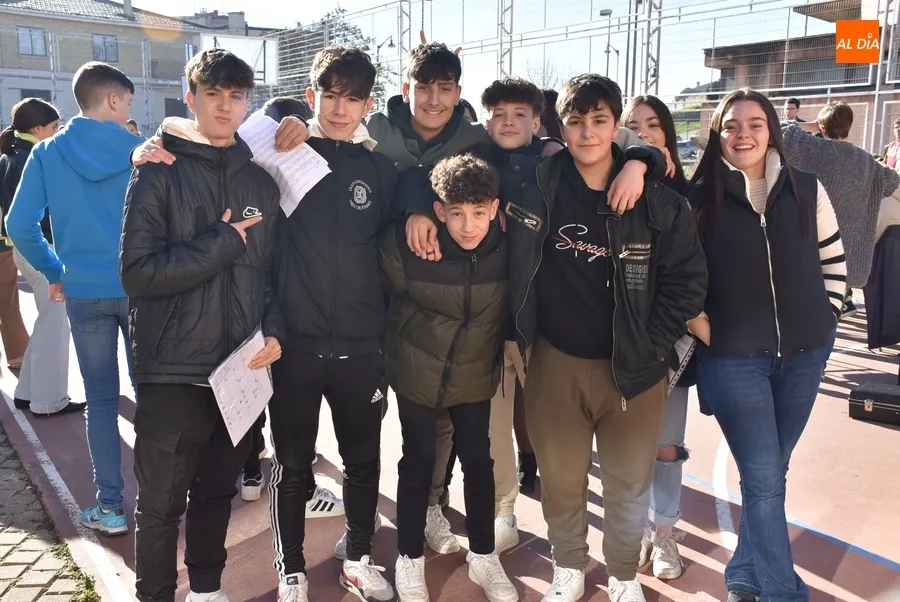 Foto 2 - El IES Tierra vive unas Campanadas con deseos en una ma&ntilde;ana de mucho deporte y m&uacute;sica