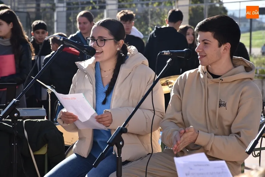 Foto 4 - El IES Tierra vive unas Campanadas con deseos en una ma&ntilde;ana de mucho deporte y m&uacute;sica