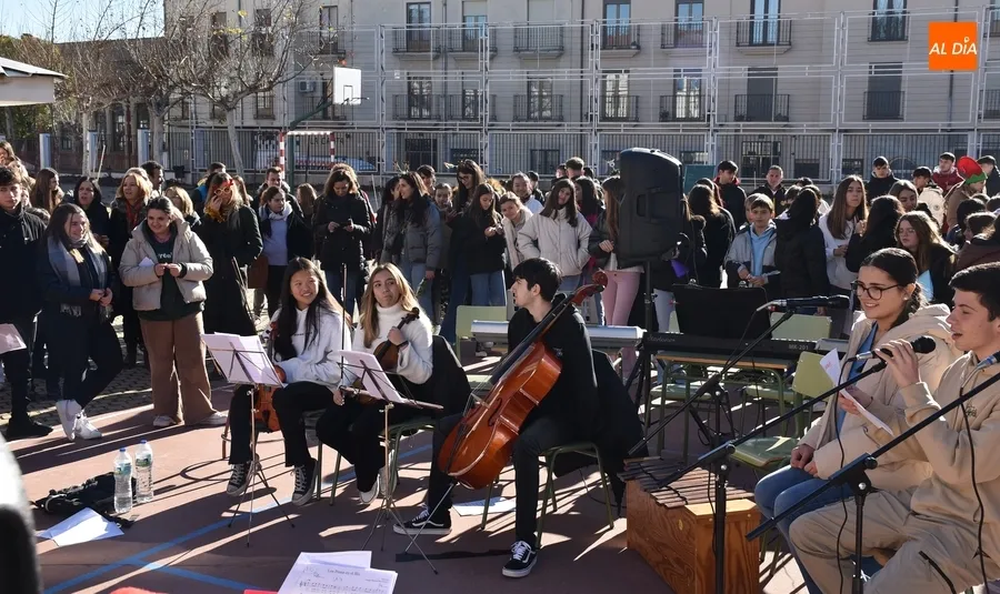 Foto 7 - El IES Tierra vive unas Campanadas con deseos en una ma&ntilde;ana de mucho deporte y m&uacute;sica