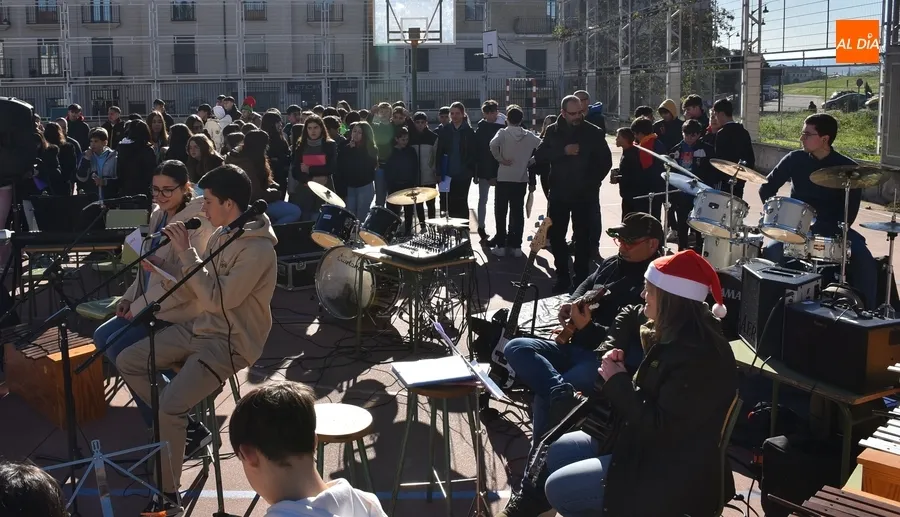 Foto 8 - El IES Tierra vive unas Campanadas con deseos en una ma&ntilde;ana de mucho deporte y m&uacute;sica