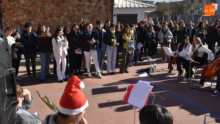 Foto 10 - El IES Tierra vive unas Campanadas con deseos en una ma&ntilde;ana de mucho deporte y m&uacute;sica