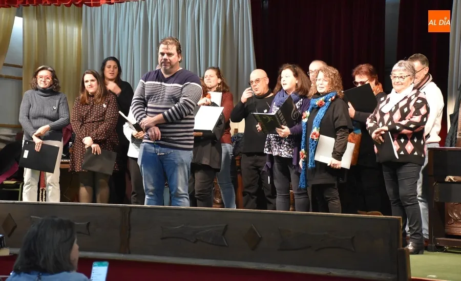 Foto 10 - Dulce &uacute;ltima ma&ntilde;ana en el IES Fray Diego, en la que hasta el director se arranc&oacute; a cantar