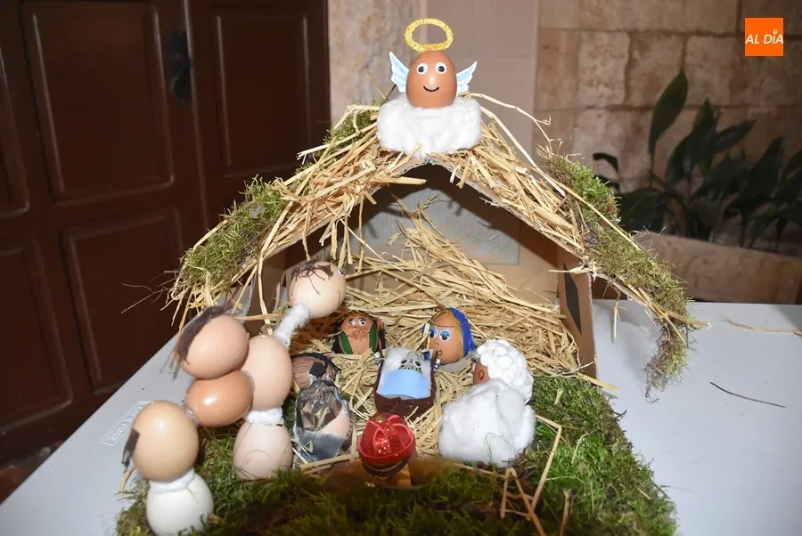Foto 2 - Misioneras-Santa Teresa crea con c&aacute;scaras de huevo una colecci&oacute;n de portales de bel&eacute;n