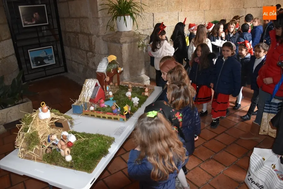 Foto 4 - Misioneras-Santa Teresa crea con c&aacute;scaras de huevo una colecci&oacute;n de portales de bel&eacute;n