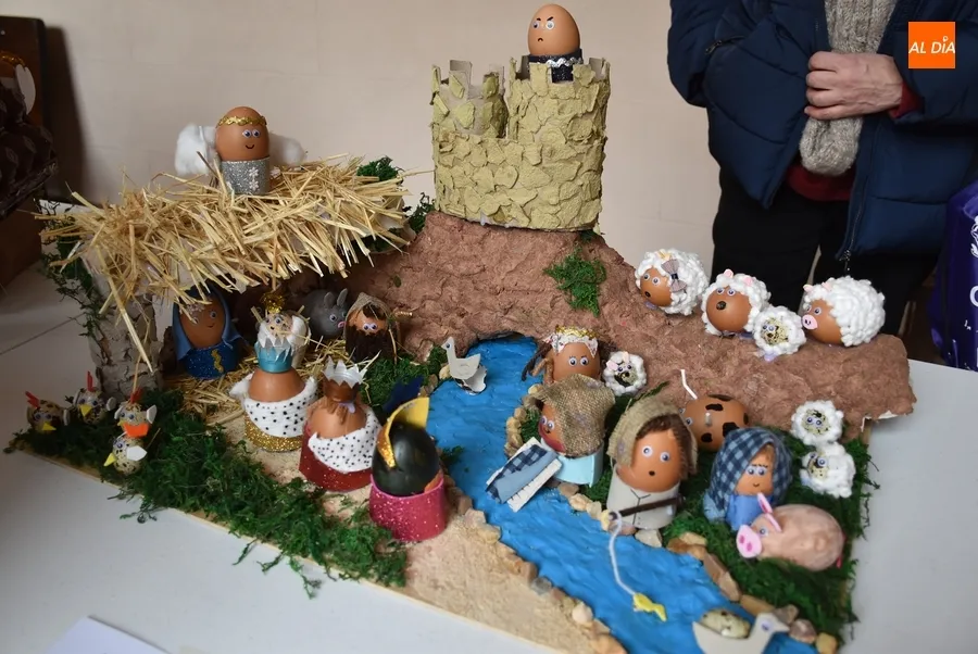 Foto 10 - Misioneras-Santa Teresa crea con c&aacute;scaras de huevo una colecci&oacute;n de portales de bel&eacute;n