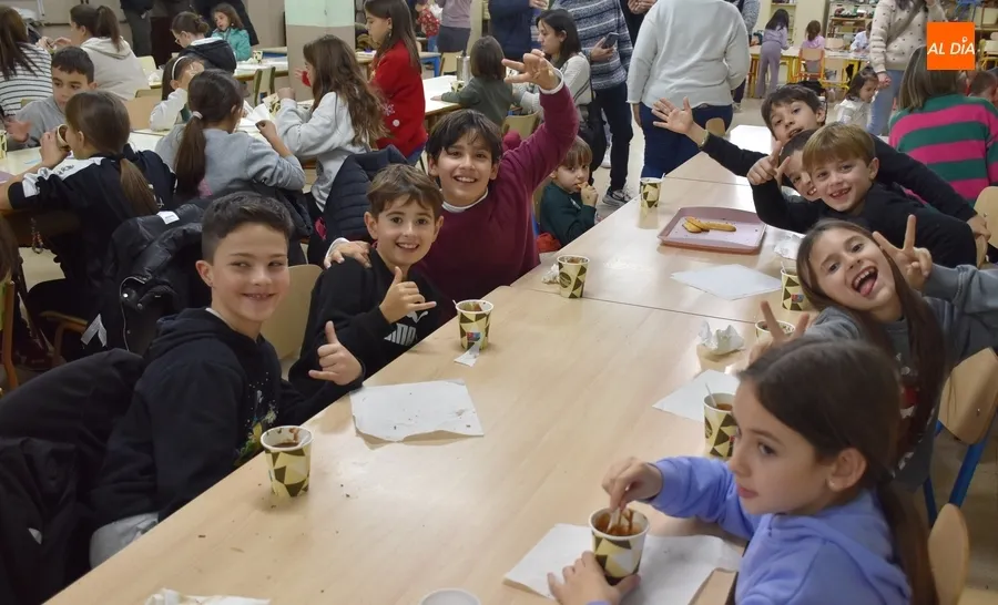 Foto 5 - Unas 130 personas saborean la chocolatada de la AMPA del Colegio Mir&oacute;briga