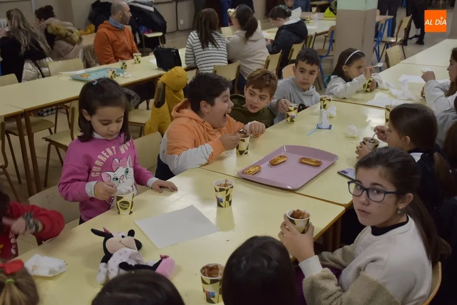 Foto 6 - Unas 130 personas saborean la chocolatada de la AMPA del Colegio Mir&oacute;briga