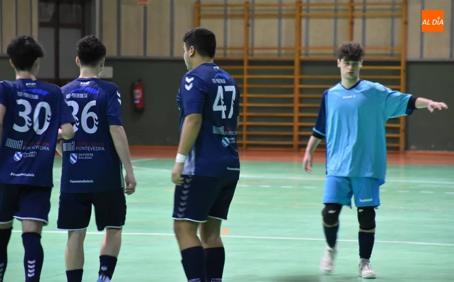 Foto 3 - #M [15-17 DIC] Borrachera de goles de los juveniles del III Columnas y Leis Pontevedra para despedir el a&ntilde;o