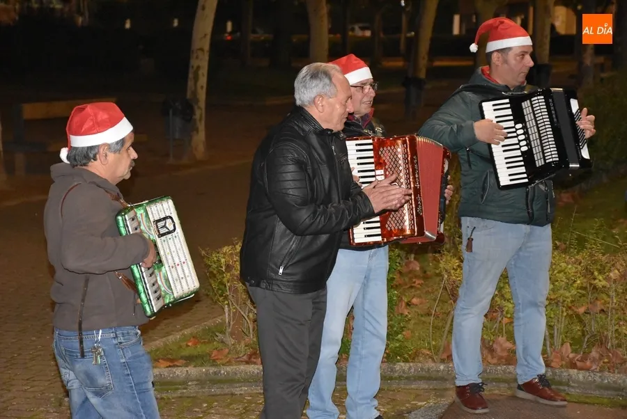 Foto 2 - Los alumnos de Acorde&oacute;n y M&uacute;sica tradicional animan el tramo final de la tarde en La Glorieta