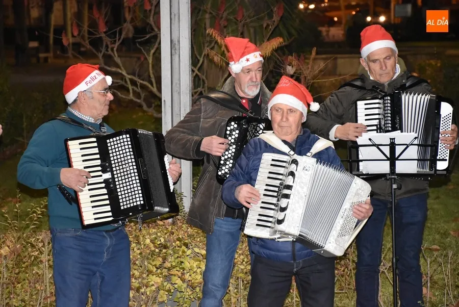 Foto 3 - Los alumnos de Acorde&oacute;n y M&uacute;sica tradicional animan el tramo final de la tarde en La Glorieta