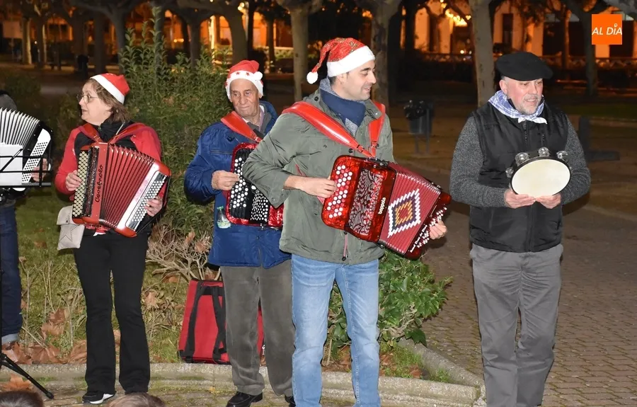 Foto 4 - Los alumnos de Acorde&oacute;n y M&uacute;sica tradicional animan el tramo final de la tarde en La Glorieta
