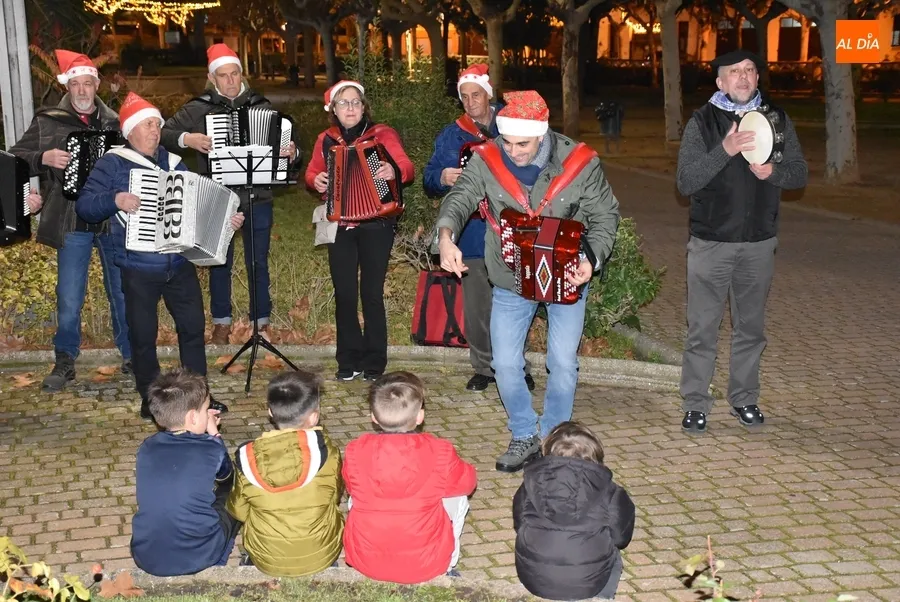 Foto 6 - Los alumnos de Acorde&oacute;n y M&uacute;sica tradicional animan el tramo final de la tarde en La Glorieta