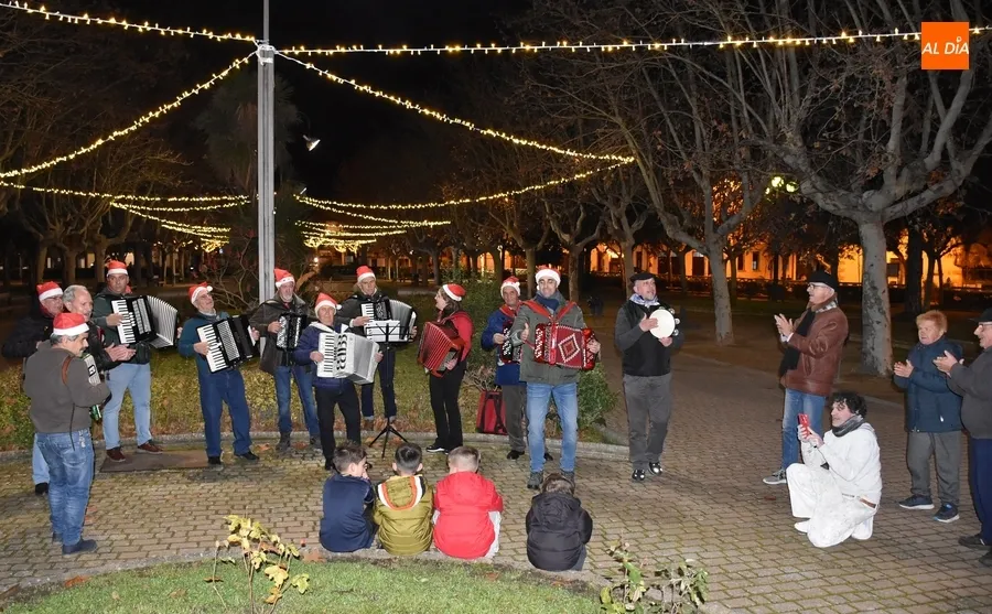 Foto 7 - Los alumnos de Acorde&oacute;n y M&uacute;sica tradicional animan el tramo final de la tarde en La Glorieta
