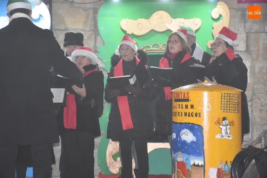 Foto 4 - G&eacute;lido concierto navide&ntilde;o de la Coral D&aacute;maso Ledesma en plena Plaza Mayor