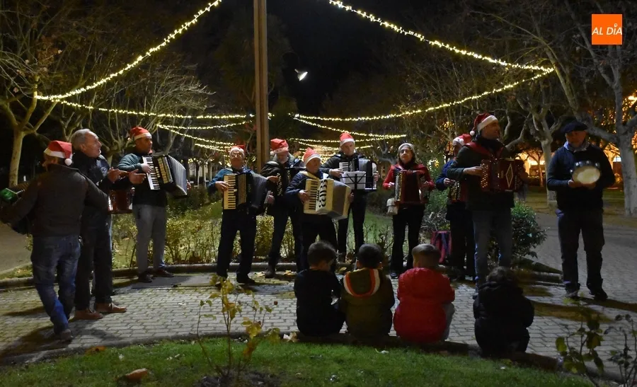 Foto 8 - Los alumnos de Acorde&oacute;n y M&uacute;sica tradicional animan el tramo final de la tarde en La Glorieta