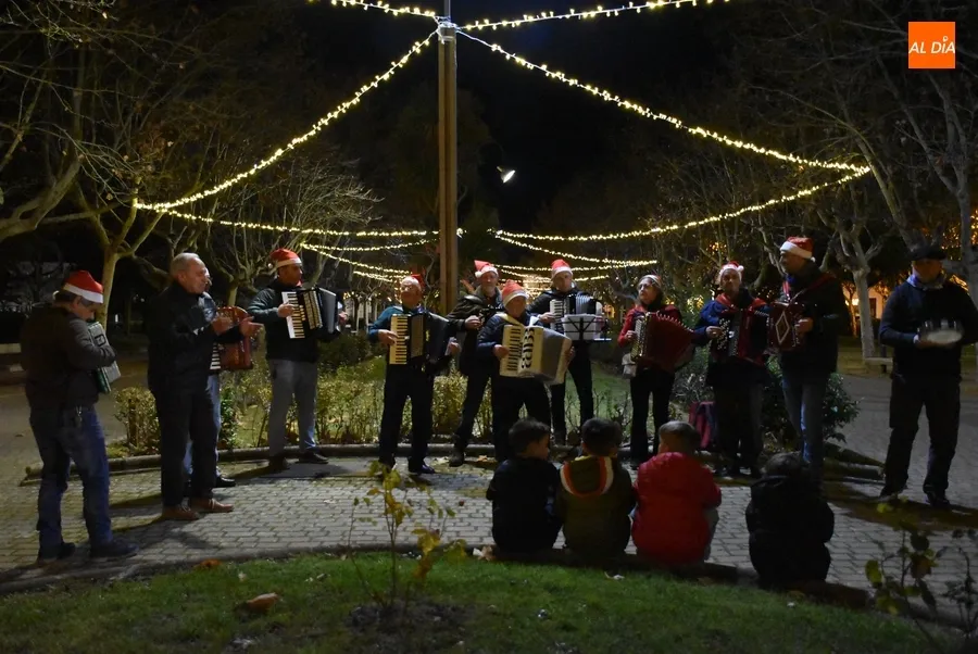 Foto 9 - Los alumnos de Acorde&oacute;n y M&uacute;sica tradicional animan el tramo final de la tarde en La Glorieta