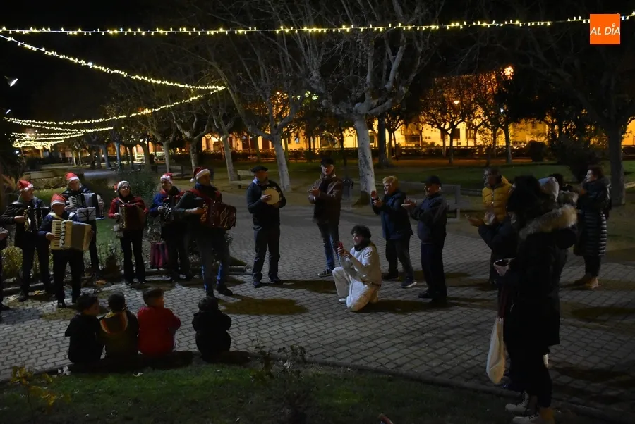 Foto 10 - Los alumnos de Acorde&oacute;n y M&uacute;sica tradicional animan el tramo final de la tarde en La Glorieta