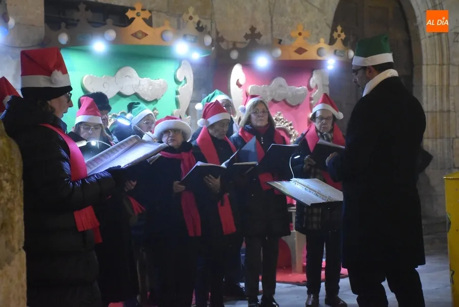 Foto 7 - G&eacute;lido concierto navide&ntilde;o de la Coral D&aacute;maso Ledesma en plena Plaza Mayor