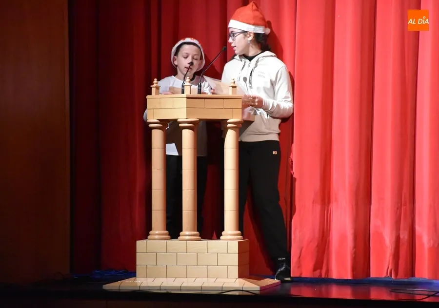 Foto 3 - El Colegio Mir&oacute;briga invita a sonre&iacute;r en su concurrida doble funci&oacute;n navide&ntilde;a