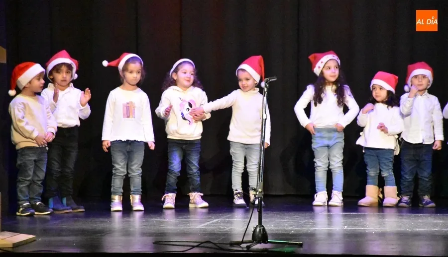 Foto 4 - El Colegio Mir&oacute;briga invita a sonre&iacute;r en su concurrida doble funci&oacute;n navide&ntilde;a