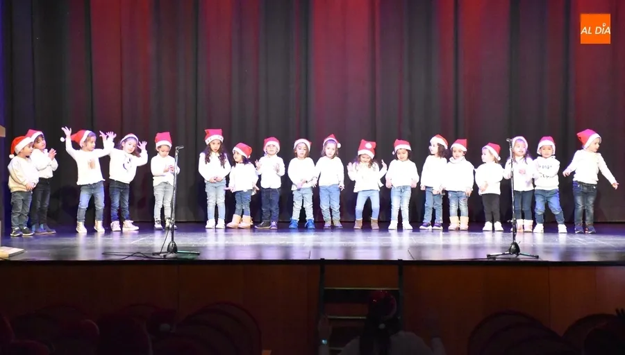 Foto 7 - El Colegio Mir&oacute;briga invita a sonre&iacute;r en su concurrida doble funci&oacute;n navide&ntilde;a