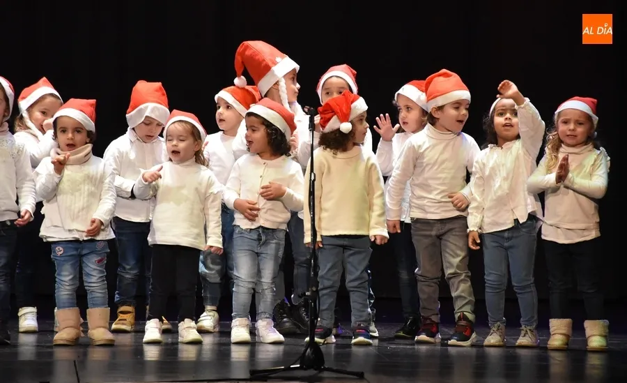 Foto 10 - El Colegio Mir&oacute;briga invita a sonre&iacute;r en su concurrida doble funci&oacute;n navide&ntilde;a