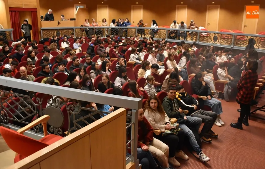 Foto 2 - Alumnos de Bachillerato, FP y la Escuela de Adultos &lsquo;degustan&rsquo; unas bailables &lsquo;Fresas con Nata&rsquo;