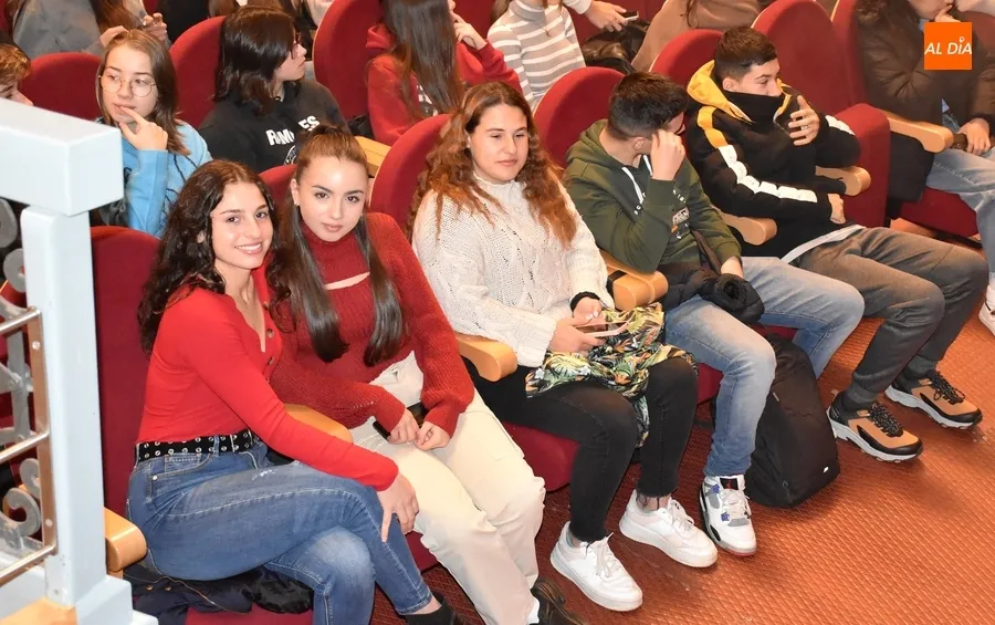 Foto 3 - Alumnos de Bachillerato, FP y la Escuela de Adultos &lsquo;degustan&rsquo; unas bailables &lsquo;Fresas con Nata&rsquo;