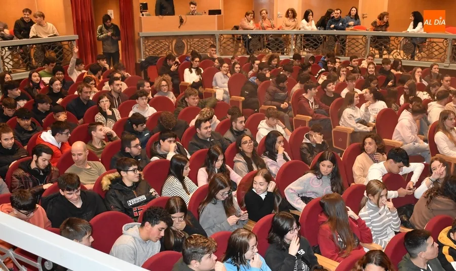 Foto 4 - Alumnos de Bachillerato, FP y la Escuela de Adultos &lsquo;degustan&rsquo; unas bailables &lsquo;Fresas con Nata&rsquo;