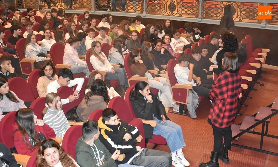 Foto 5 - Alumnos de Bachillerato, FP y la Escuela de Adultos &lsquo;degustan&rsquo; unas bailables &lsquo;Fresas con Nata&rsquo;