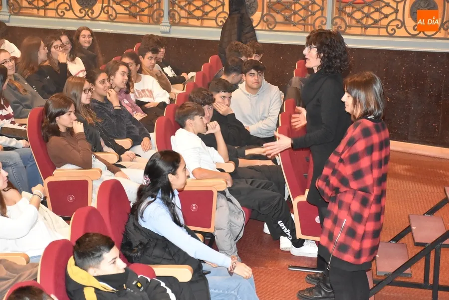Foto 7 - Alumnos de Bachillerato, FP y la Escuela de Adultos &lsquo;degustan&rsquo; unas bailables &lsquo;Fresas con Nata&rsquo;