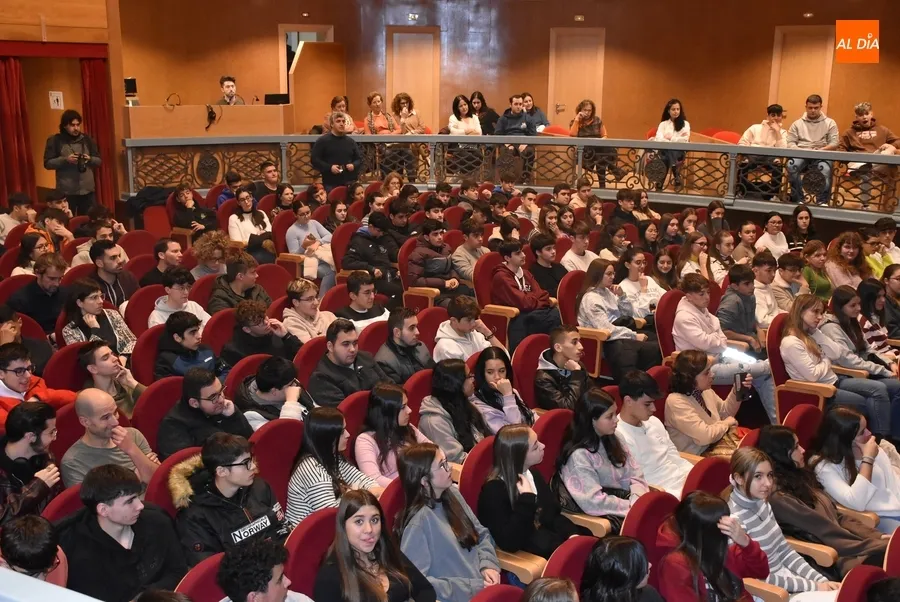 Foto 8 - Alumnos de Bachillerato, FP y la Escuela de Adultos &lsquo;degustan&rsquo; unas bailables &lsquo;Fresas con Nata&rsquo;