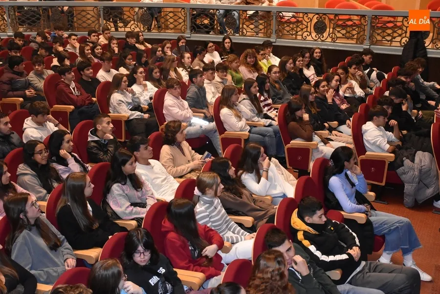Foto 9 - Alumnos de Bachillerato, FP y la Escuela de Adultos &lsquo;degustan&rsquo; unas bailables &lsquo;Fresas con Nata&rsquo;