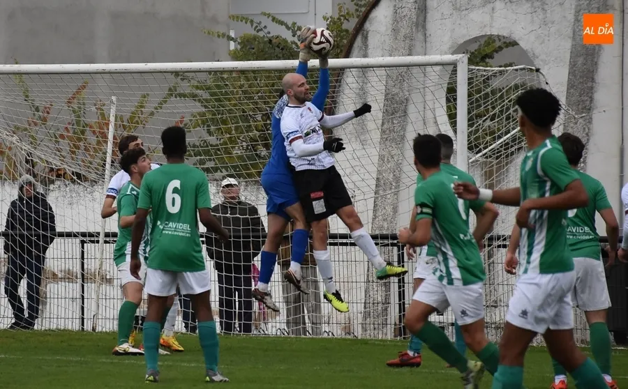 Foto 9 - El Ciudad Rodrigo desarbola al Betis a base de golazos y luchar&aacute; el mi&eacute;rcoles por el liderato