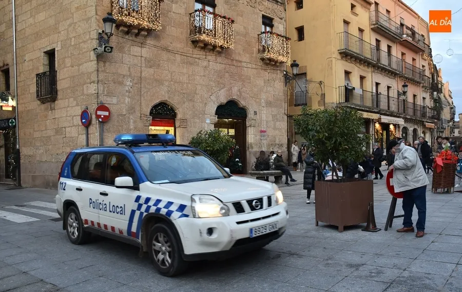 Foto 2 - L@s ni&ntilde;@s se adentran en el pino de la Plaza Mayor para saludar al Cartero Real