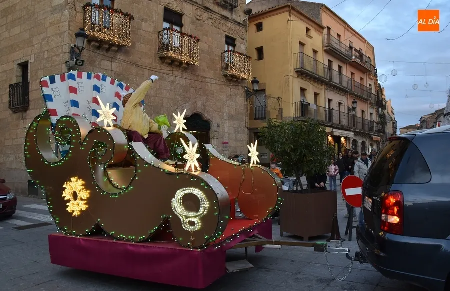 Foto 4 - L@s ni&ntilde;@s se adentran en el pino de la Plaza Mayor para saludar al Cartero Real