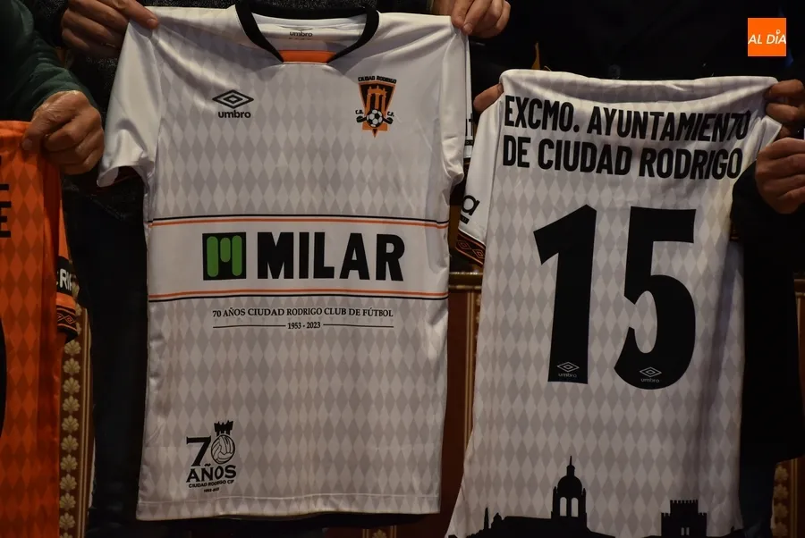 Foto 2 - El Ciudad Rodrigo CF crea unas nuevas camisetas por su 70 Aniversario