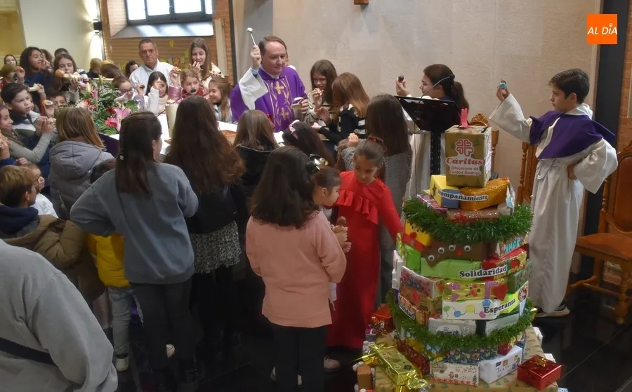 Foto 6 - Las parroquias mirobrigenses bendicen las im&aacute;genes del Ni&ntilde;o Jes&uacute;s de sus fieles