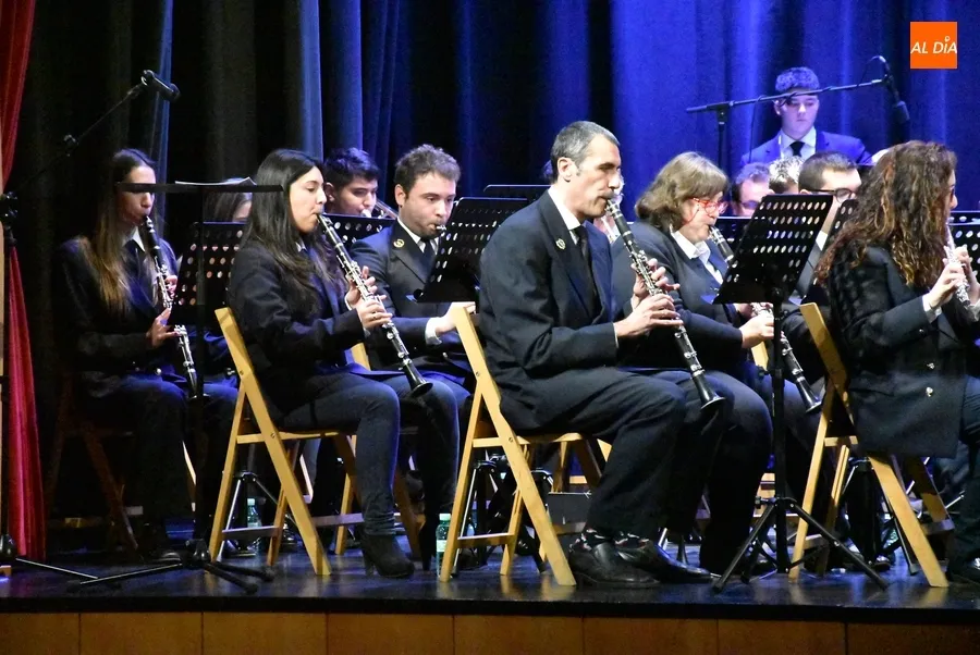 Foto 11 - La Banda de M&uacute;sica ofrece un concierto repleto de esp&iacute;ritu navide&ntilde;o en un Teatro casi lleno