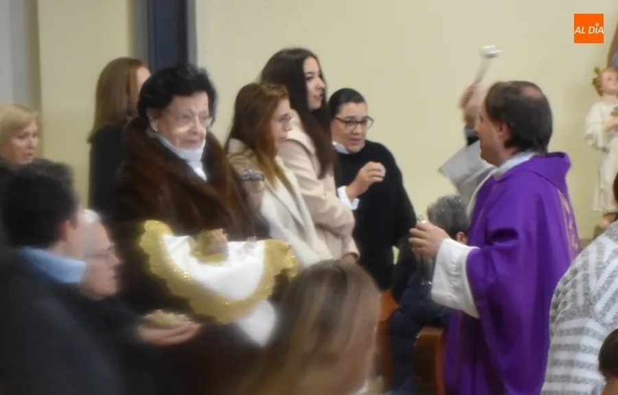 Foto 8 - Las parroquias mirobrigenses bendicen las im&aacute;genes del Ni&ntilde;o Jes&uacute;s de sus fieles