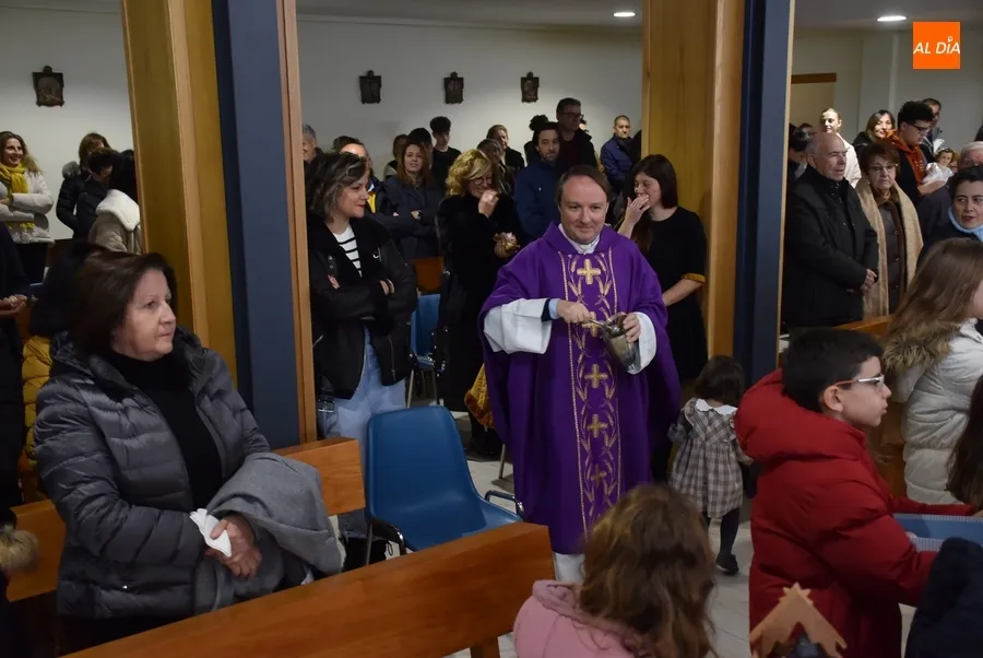 Foto 9 - Las parroquias mirobrigenses bendicen las im&aacute;genes del Ni&ntilde;o Jes&uacute;s de sus fieles