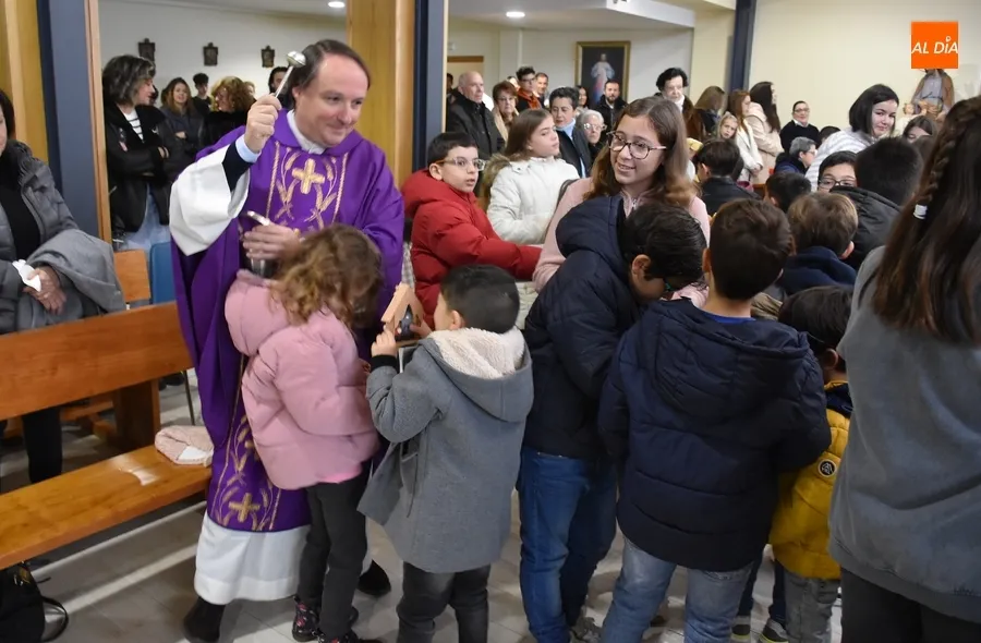 Foto 10 - Las parroquias mirobrigenses bendicen las im&aacute;genes del Ni&ntilde;o Jes&uacute;s de sus fieles