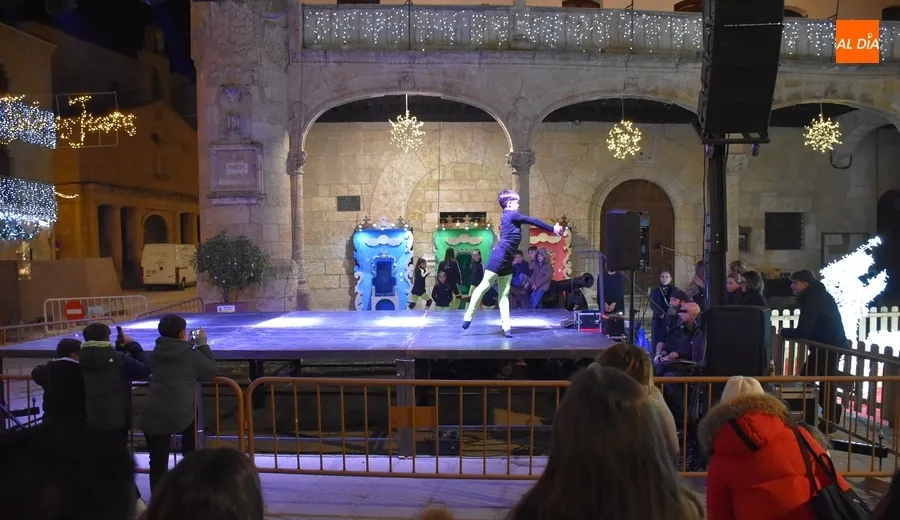 Foto 2 - Larga y concurrida Nochevieja Joven en la Plaza con el Club &Iacute;taca como protagonista principal